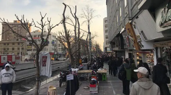  رونق دستفروشی در خلوت مغازه ها