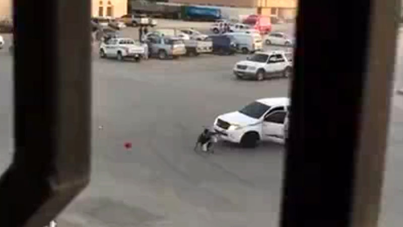 پرت شدن راننده از خودرو هنگام اجرای حرکات نمایشی 