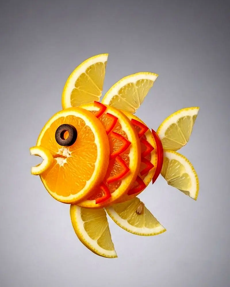 تصویری از مجسمه‌های خلاقانه ساخته‌شده با میوه، شامل حیواناتی مانند سگ سیبی، گربه هندوانه‌ای و حلزون میوه‌ای که با برش‌های دقیق و ترکیب رنگ‌های طبیعی میوه‌ها طراحی شده‌اند؛ مناسب برای معرفی هنر میوه‌آرایی و ترندهای خلاقانه در شبکه‌های اجتماعی.