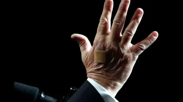 زخمی شدن ترامپ هم سوژه رسانه های شد+عکس
