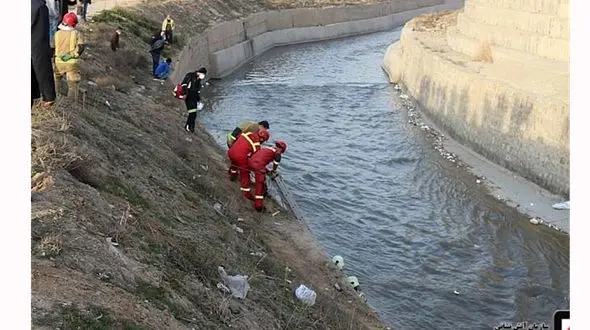 کشف جسد یک مرد در کانال آب قیامدشت / صورت متلاشی شده بود + عکس