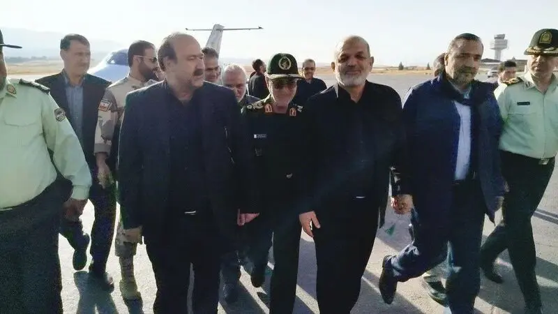 دکتر وحیدی وزیر کشور با استقبال رسمی دکتر بهرام‌نیا استاندار ایلام از طریق فرودگاه شهدای ایلام وارد استان شد.