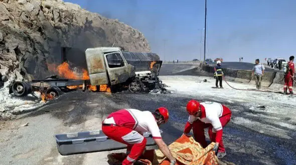 مرگ ۳ نفر بر اثر واژگونی کامیون نفتکش