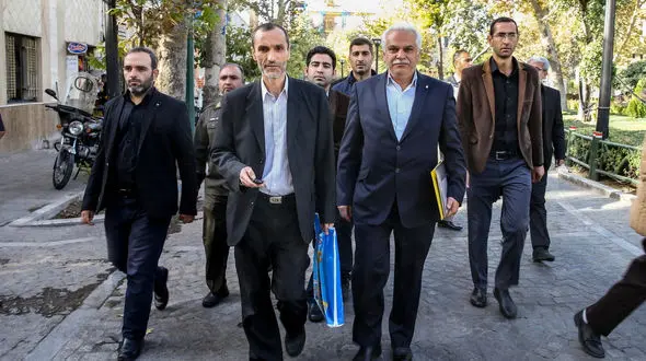 حضور احمدی‌نژاد در دادگاه بقایی  / مردم به سمت احمدی نژاد هجوم آوردند +فیلم