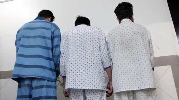 فیلم گفتگوی هشدار آمیز ! / دزدان دلار در کانال تلگرامی فریب می دادند ! / وسط تهران دارو ندارتان را می باختید !