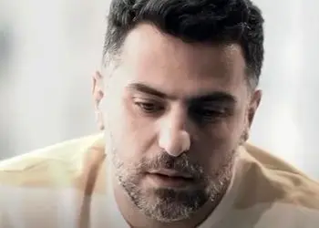 شعر خوانی احساسی و تلخ علی ضیا برای مخاطب خاص/ شکست عشقی اینجوری اشکتو درمیاره، خدا نصیب گرگ بیایون نکنه/ بعد 100 سال اگر از سر قبرم گذری...