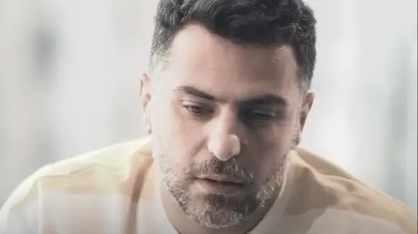 شعر خوانی احساسی و تلخ علی ضیا برای مخاطب خاص/ شکست عشقی اینجوری اشکتو درمیاره، خدا نصیب گرگ بیایون نکنه/ بعد 100 سال اگر از سر قبرم گذری...