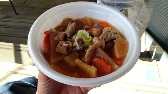 غذای معروف ژاپنی در بیرون استادیوم +عکس
