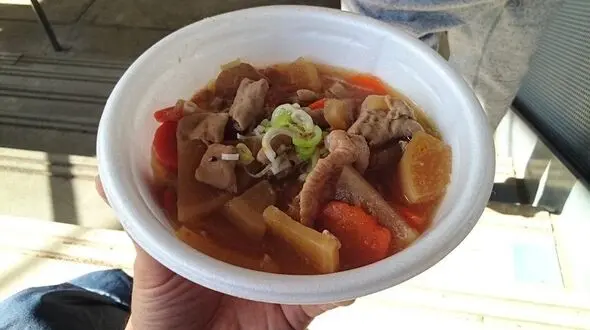 غذای معروف ژاپنی در بیرون استادیوم +عکس
