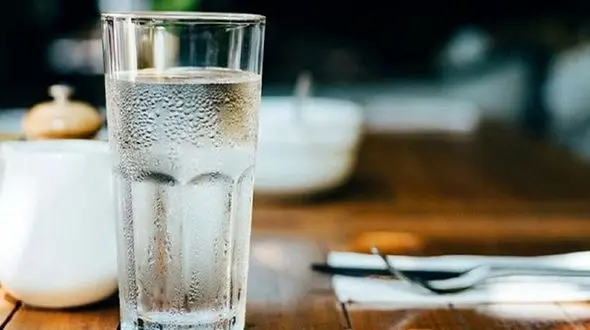 در روزهای گرم 8 تا 10 لیوان آب بنوشید