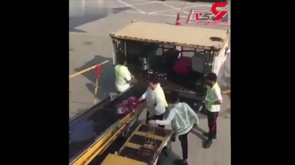رفتار نامناسب کارمندان فرودگاه در هنگ کنگ با بار مسافران+ فیلم