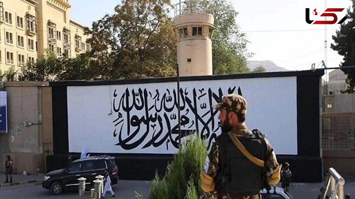 پرچم طالبان روی دیوار سفارت آمریکا نقش بست +عکس 