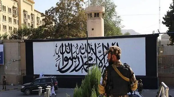 پرچم طالبان روی دیوار سفارت آمریکا نقش بست +عکس 