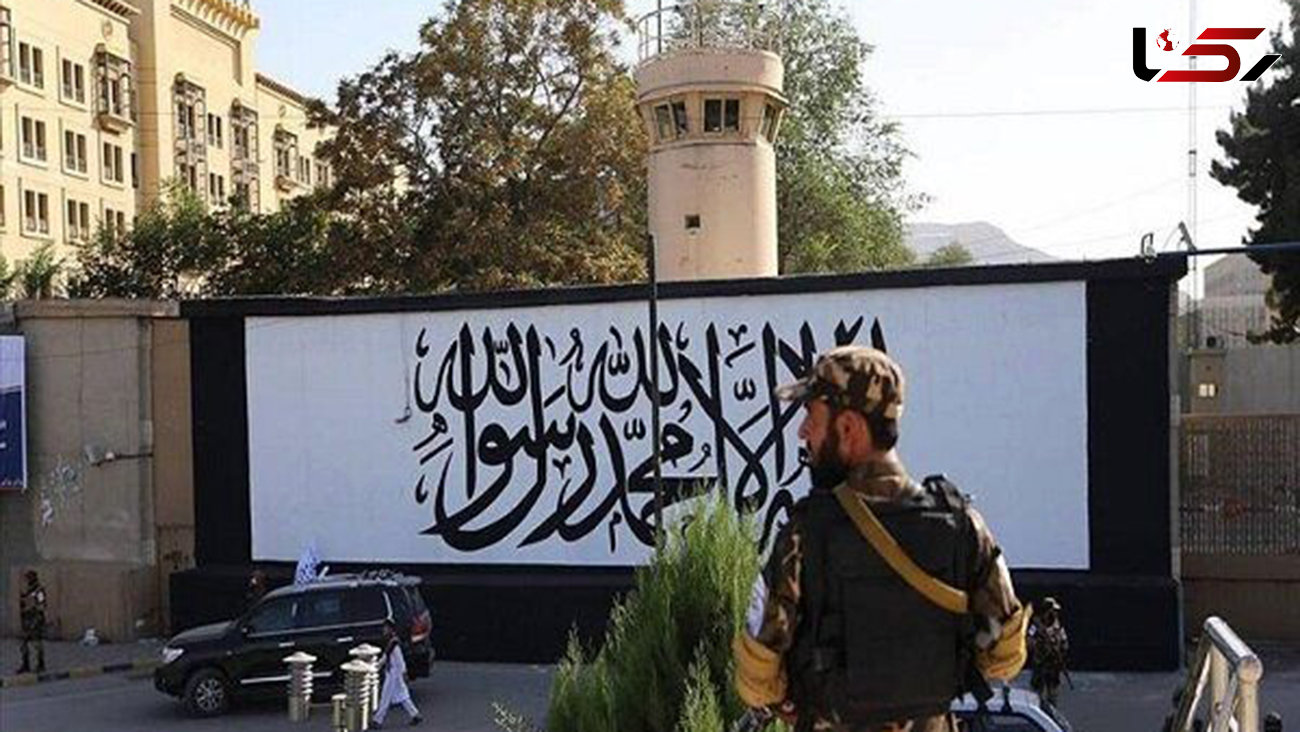 پرچم طالبان روی دیوار سفارت آمریکا نقش بست +عکس 