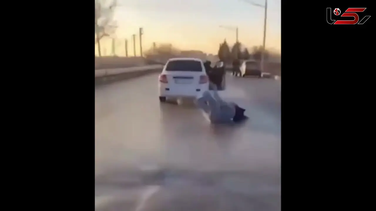 فیلم لحظه ربودن دختری که منتظر تاکسی بود ! / خودش را از ماشین ربایندگان بیرون انداخت !