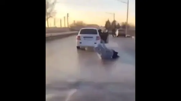 فیلم لحظه ربودن دختری که منتظر تاکسی بود ! / خودش را از ماشین ربایندگان بیرون انداخت !