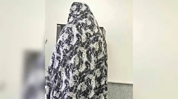 خیانت زن 60 ساله با مرد بنگاهدار لو رفت / شوهر و دخترانش در خانه خشک شان زد + جزییات