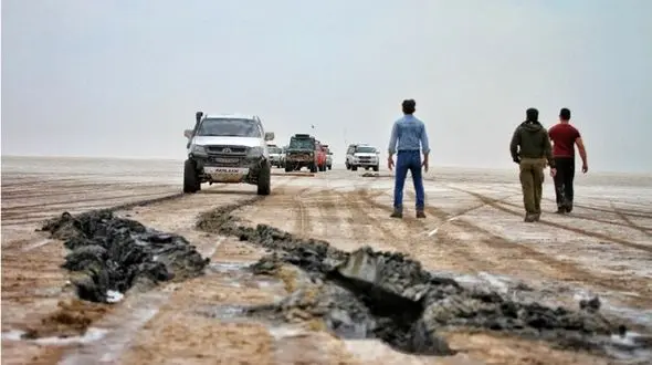  معمای لنگه کفش سوخته در کویر نمک مرنجاب / 2 زن نجات یافته هنوز در شوک هستند + فیلم و عکس