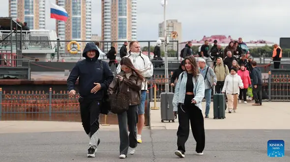 Russian Travelers Enter China Without Visa Under New Policy