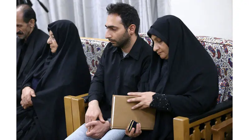 حضرت آیت‌الله خامنه‌ای رهبر معظم انقلاب اسلامی ظهر امروز در دیدار خانواده‌های شهدای نیروی پدافند هوایی ارتش