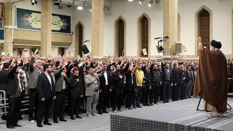 حضرت آیت‌الله خامنه‌ای رهبر معظم انقلاب اسلامی، هم‌اکنون در جمع هزاران نفر از اقشار مختلف مردم