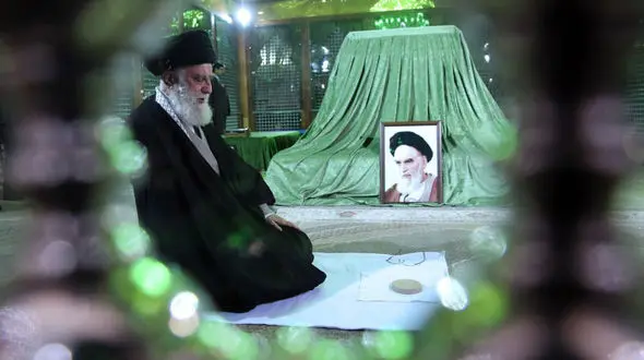 رهبر انقلاب اسلامی در مرقد امام خمینی(ره) و گلزار شهدا حضور یافتند