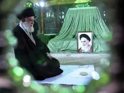 فیلم / رهبری انقلاب با وجود تهدیدها در تهران است و خارج از اقامتگاهش / حیرت تحلیلگران تلویزیون فرانسه از صلابت و اراده آیت الله خامنه ای