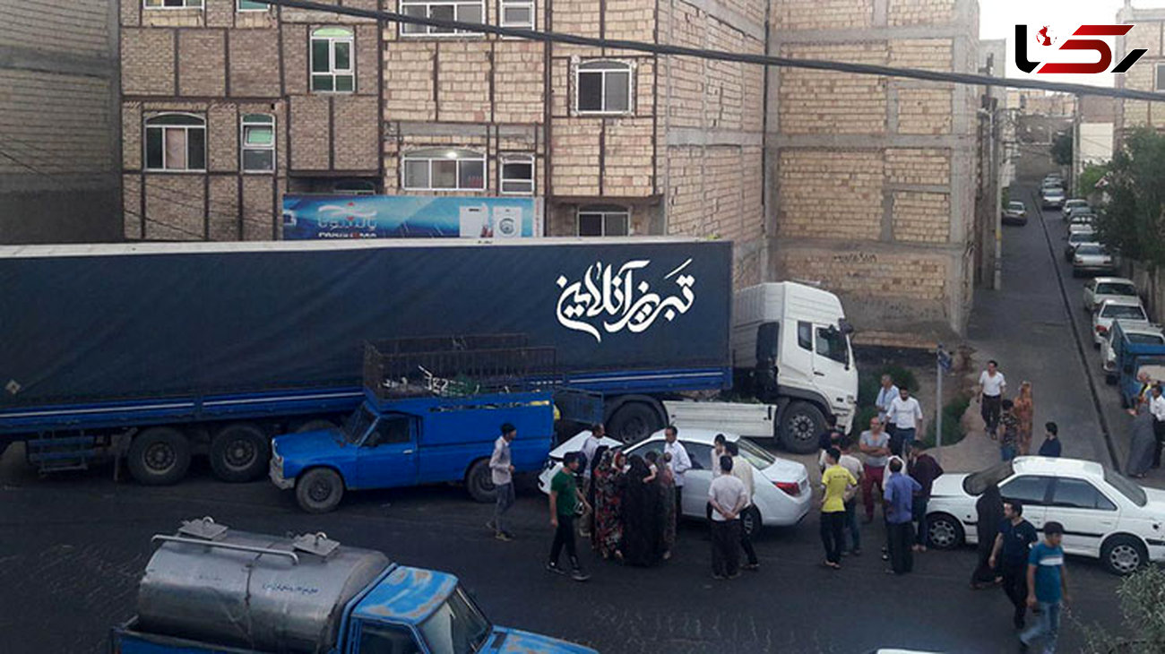 حادثه‌ای عجیب در رضوانشهر تبریز / تریلی بدون راننده چند خودرو و یک خانه را درو کرد+ عکس