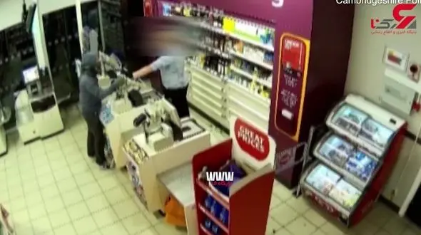 درگیری شجاعانه یک مغازه دار با سارق مسلح +فیلم