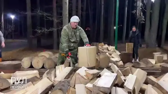 هنرنمایی لوکاشنکو در نمایش مهارتش با تبر