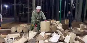 هنرنمایی لوکاشنکو در نمایش مهارتش با تبر