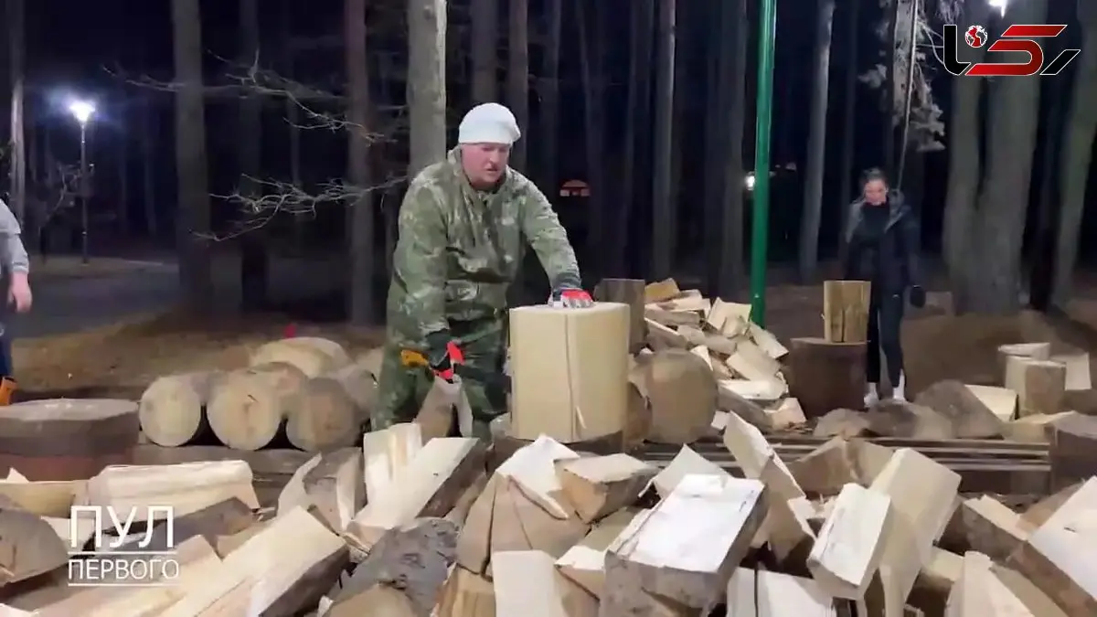 هنرنمایی لوکاشنکو در نمایش مهارتش با تبر