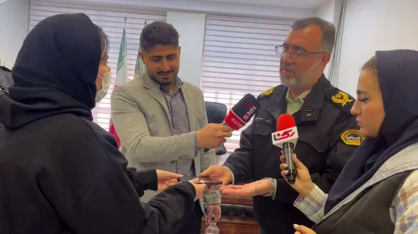 فیلم لحظه تحویل گوشی سرقت شده دختر دانشجو توسط سردار قاسم پور رئیس پلیس پیشگیری تهران / دختر دانشجو به سردار چه گفت؟