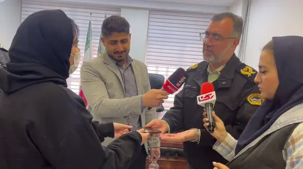 فیلم لحظه تحویل گوشی سرقت شده دختر دانشجو توسط سردار قاسم پور رئیس پلیس پیشگیری تهران / دختر دانشجو به سردار چه گفت؟