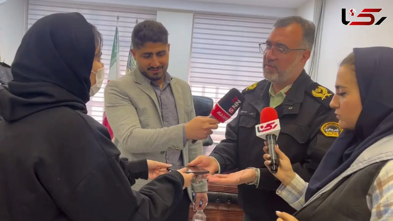 فیلم لحظه تحویل گوشی سرقت شده دختر دانشجو توسط سردار قاسم پور رئیس پلیس پیشگیری تهران / دختر دانشجو به سردار چه گفت؟