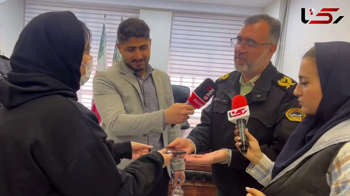 فیلم لحظه تحویل گوشی سرقت شده دختر دانشجو توسط سردار قاسم پور رئیس پلیس پیشگیری تهران / دختر دانشجو به سردار چه گفت؟