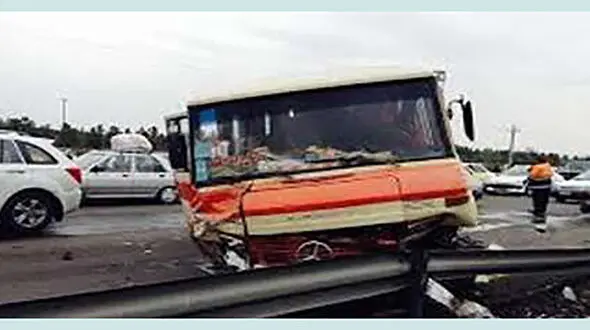 تصادف هولناک مینی بوس با گاردریل در جاده علی آباد کتول + وضعیت مصدومان