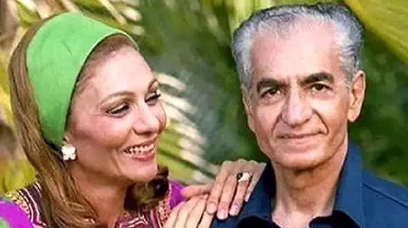 عکس  / سفر در زمان /  فرح پهلوی با گوشواره پلاستیکی ارزان قیمت در میان زنان لر / سال 1337