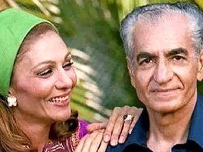 عکس  / سفر در زمان /  فرح پهلوی با گوشواره پلاستیکی ارزان قیمت در میان زنان لر / سال 1337