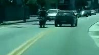 ببینید / تصادف دلخراش وسط خیابان پس از لگد زدن به سواری! + فیلم