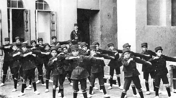 عکسی قدیمی از 4 شاهزاده در مدرسه نظامی !