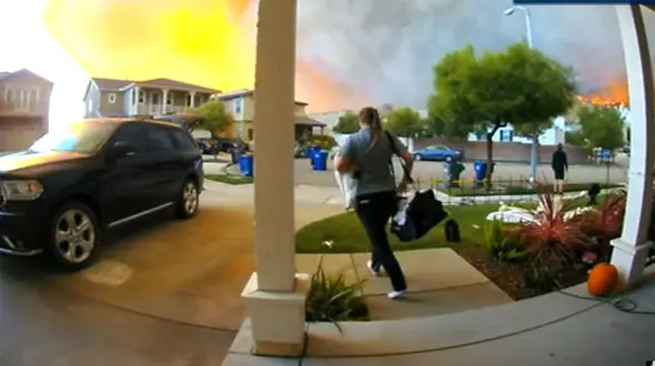 ببینید / لحظه نفس گیر فرار یک خانواده از دل آتش‌ + فیلم