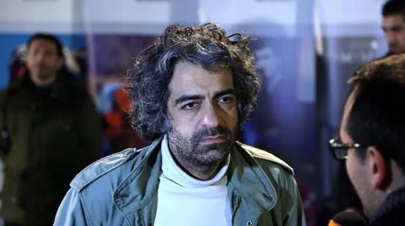 عکس‌های صمیمی بابک خرمدین در کنار پدر و مادرش/ یعنی در آن لحظات به فکر هیچ کس میرسید که چند وقت بعد همین پسر بدست پدر و مادرش تیکه تیکه بشه؟