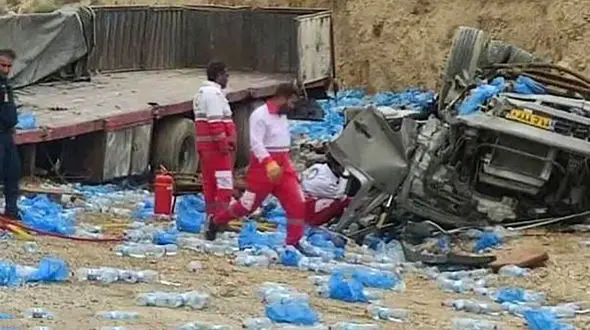 2 کشته در واژگونی هولناک تریلی محموله آب معدنی + عکس