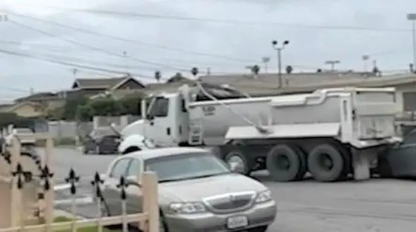 مردی با کامیون به داخل خانه همسرش رفت / طلاق عامل این حمله خطرناک + فیلم