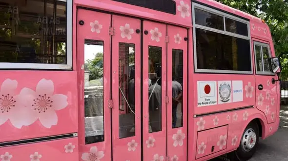 اتوبوس مخصوص زنان برای مقابله با مزاحمت‌ها در پاکستان+عکس