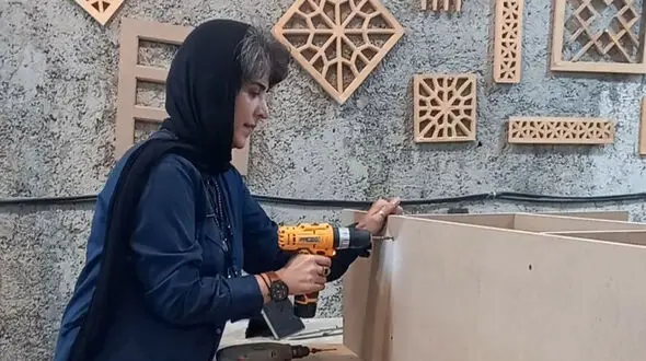 لیلا دختر رشتی از 20 سالگی عاشق بوی چوب شد + فیلم  گفتگو 