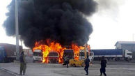 آتش گرفتن هم زمان سه کامیون در ایسین بندرعباس / راننده ها سوختند اما زنده اند+ فیلم 