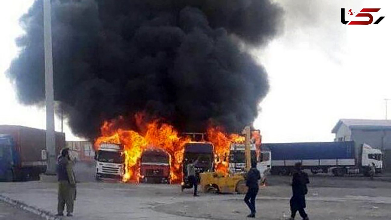آتش گرفتن هم زمان سه کامیون در ایسین بندرعباس / راننده ها سوختند اما زنده اند+ فیلم 
