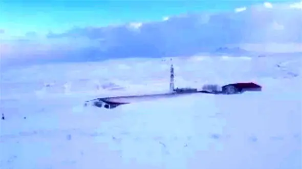 فیلم دفن شدن یک گاوداری زیر برف در هشترود + جزییات